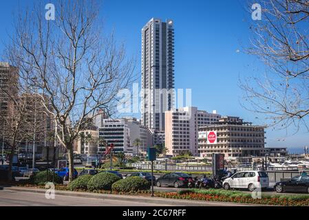 Beirut Stadt im Libanon, Blick auf das berühmte St. Georges Hotel, 2005 gestrahlt und La Citadelle De Beyrouth Wohngebäude Stockfoto