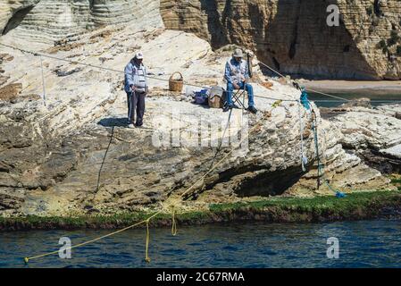 Angler auf einem Felsen von El Delie Bereich neben Raouche Felsen in Beirut, Libanon Stockfoto
