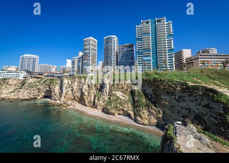 Blick von El Delie neben den Raouche Rocks auf Wohngebäude und Hotels in Beirut, Libanon Stockfoto