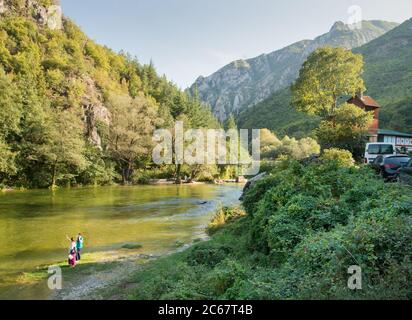 Besucher des Matka Canyon, in der Nähe von Skopje, stehen am Ufer des Treska Flusses und bewundern die wunderschöne Landschaft. Stockfoto