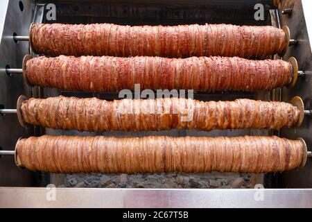 Kokorec mit Schafdarm in Holz Ofen gekocht gemacht. Beliebt in der Türkei. Stockfoto