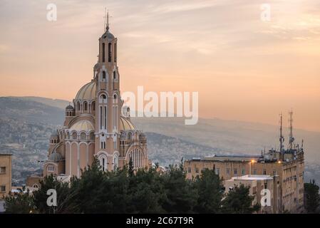 Byzantinische Melkite griechisch-katholische Basilika des heiligen Paulus in Harissa-Daraoun Gemeinde im Libanon, Blick von unserer Lieben Frau vom Libanon Schrein Stockfoto