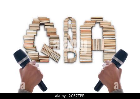 Q&A Text und zwei Hände halten ein Mikrofon auf weißem Hintergrund. Fragen und Antworten Podcast Stockfoto