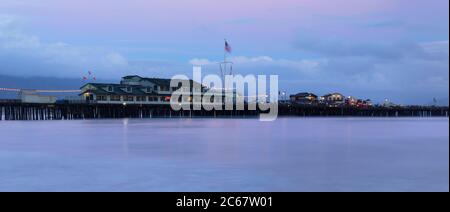 Santa Barbara Pier in der violetten Dämmerung, Kalifornien, USA Stockfoto