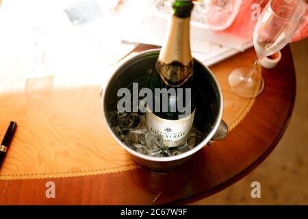 Eine Flasche Louis Vertay Brut Champagner in einer Metallvase mit Eis auf dem Tisch. Stockfoto