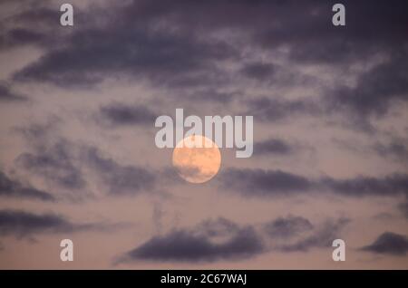 Mond Nahaufnahme zeigt die Details der Mondoberfläche. Stockfoto