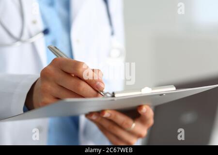 Arzt, der eine Umfrage macht und ein medizinisches Formular ausfüllt Stockfoto