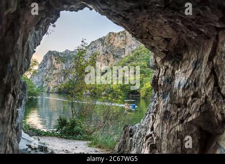 Am Matka Canyon, nahe Skopje, treibt ein Boot durch die Schlucht entlang des Treska Flusses und dem ruhigen Wasser des Matka Sees. Stockfoto