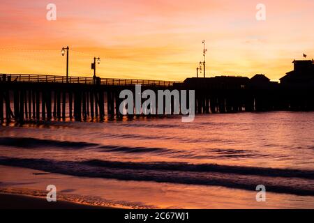 Silhouette des Santa Barbara Pier in stimmungsvoller Dämmerung, Kalifornien, USA Stockfoto