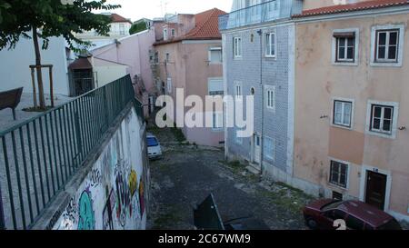 Architektur von Lissabon, der portugiesischen Hauptstadt. Wunderschöne alte Gebäude, Straßen mit Mosaikfliesen, Kathedralen und Aufzug. Stockfoto