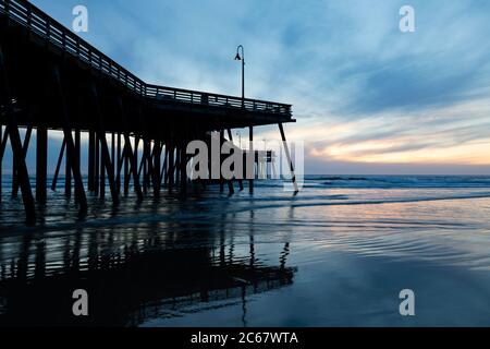 Pismo Beach Pier bei Sonnenuntergang, Kalifornien, USA Stockfoto