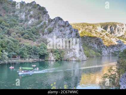 Am Matka Canyon, in der Nähe von Skopje, nehmen Besucher an Bootsfahrten Teil und mieten Kanus, um entlang des Treska Flusses und des Matka Sees zu fahren. Stockfoto