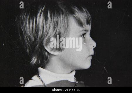 Feine 70er Jahre Vintage schwarz-weiß Lifestyle-Fotografie eines jungen achtjährigen Jungen posiert für die Kamera. Stockfoto