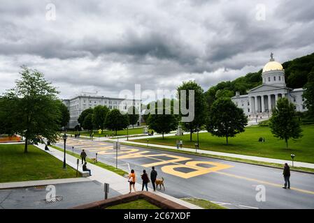 Freiwillige malten "Black Lives Matter" auf der State Street vor dem Vermont State House, Montpelier, VT. Stockfoto