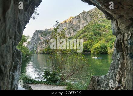 Ein beliebter Ort in der Nähe von Mazedoniens Hauptstadt, nehmen Besucher Bootsfahrten und mieten Kanus, um entlang des Treska Flusses und ruhigen Gewässern des Mannes verrückt treiben Stockfoto