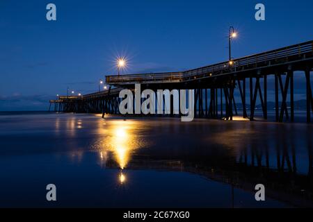 Pismo Beach Pier bei Sonnenuntergang, Kalifornien, USA Stockfoto