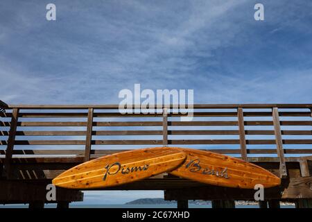 Pismo Beach Pier aus dem niedrigen Winkel, Kalifornien, USA Stockfoto