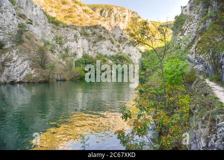 Ein beliebter Ort in der Nähe von Mazedoniens Hauptstadt, nehmen Besucher Bootsfahrten und mieten Kanus, um entlang des Treska Flusses und ruhigen Gewässern des Mannes verrückt treiben Stockfoto