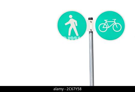 Straßenschild für Fußgänger und Radfahrer, um ihre Wege zu trennen. Blick auf die hellgrünen Schilder mit Fußgänger-und Fahrrad-Symbole. Weißer Hintergrund. Stockfoto