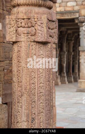 Indien, Delhi. Qutub Minar, um 1193, eines der frühesten bekannten Beispiele islamischer Architektur. Detail aus kunstvoll geschnitztem Sandstein. UNESCO. Stockfoto