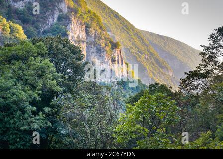 Die wunderschöne Landschaft, wenn man entlang geht oder Kanus mietet, um entlang der Schlucht, Fluss und Wasser des Matka Sees zu driften. Stockfoto