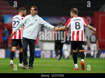 Brentford-Manager Thomas Frank (links) mit Mathias Jensen (rechts) nach dem letzten Pfiff beim Sky Bet Championship-Spiel im Griffin Park, London. Stockfoto