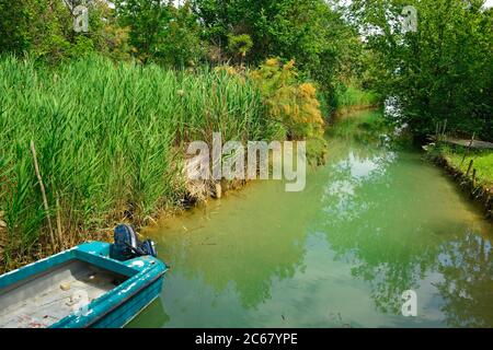 Ein altes Fischerboot aus Holz in der Feuchtgebiet der Isola della Cona in Friaul-Julisch Venetien, Nordostitalien Stockfoto