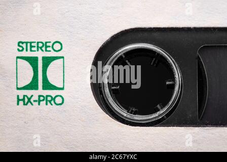 Stereo HX pro altmodischer grüner Text auf klassischer alter Audiokassette aus nächster Nähe Stockfoto