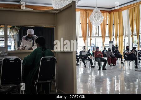 Kostenlose Schnelltest Untersuchung von Makassar Stadtbewohner durchgeführt Stockfoto