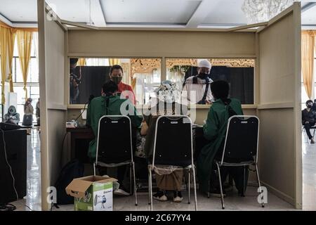 Kostenlose Schnelltest Untersuchung von Makassar Stadtbewohner durchgeführt Stockfoto