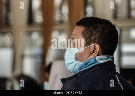 Kostenlose Schnelltest Untersuchung von Makassar Stadtbewohner durchgeführt Stockfoto