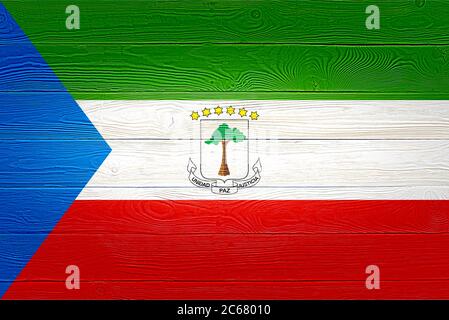 Äquatorialguinea Flagge auf alten Holzbrett Hintergrund gemalt. Gebürstetes Holzbrett Textur. Holzstruktur Hintergrund Flagge von Äquatorialguinea. Stockfoto