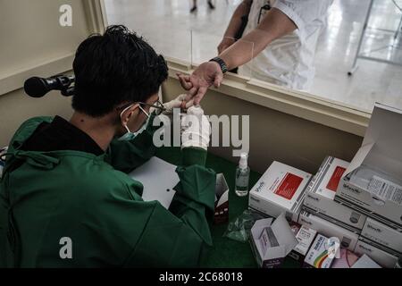 Kostenlose Schnelltest Untersuchung von Makassar Stadtbewohner durchgeführt Stockfoto