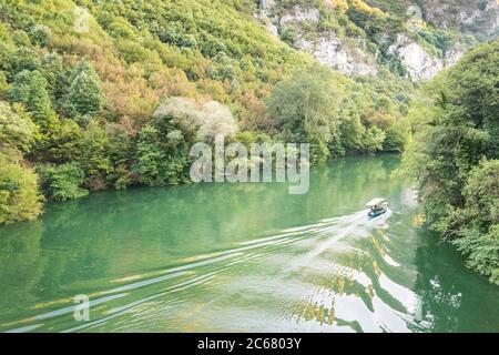 Am Matka Canyon, in der Nähe von Skopje, nehmen Besucher an Bootsfahrten Teil, die entlang des Treska Flusses und des Matka Sees fahren. Stockfoto
