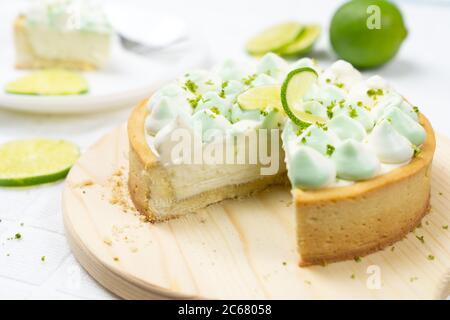 Key Kalk Käse Tarte mit Schlagsahne auf der Oberseite Stockfoto