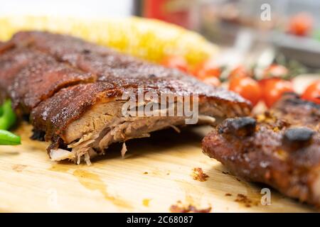 Im Ofen gebackene BBQ-Schweinerippchen Stockfoto