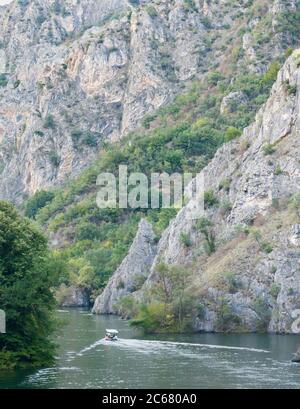 Am Matka Canyon, in der Nähe von Skopje, nehmen Besucher an Bootsfahrten Teil, die entlang des Treska Flusses und des Matka Sees fahren. Stockfoto