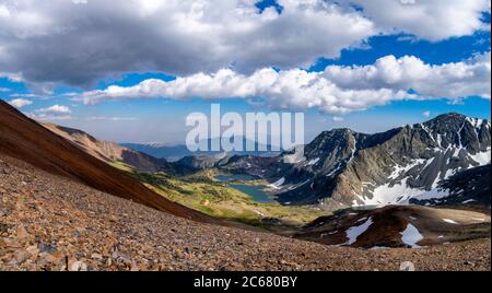 Landschaft mit Bergen, Blick nach Süden vom Koip Pass in Richtung Alger Lakes, Ansel Adams Wilderness, Inyo National Forest, Sierra Nevada Mountains, California, USA Stockfoto