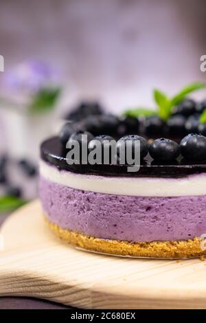 Runde Heidelbeere veganer Käsekuchen Stockfoto