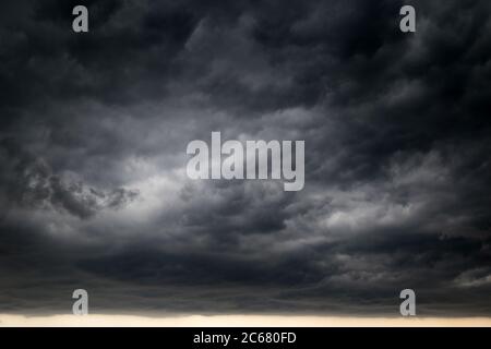 Himmel bedeckt mit dunklen Sturmwolken. Dramatischer Hintergrund für Wetter vor Regen Stockfoto