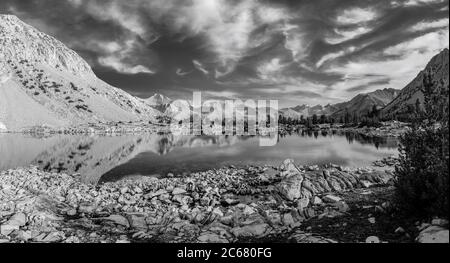 Blick bei Sonnenaufgang auf einen namenlosen See (direkt stromabwärts vom Lake Marjorie), John Muir Trail/Pacific Crest Trail, Sequoia Kings Canyon Wilderness, Kings Canyon National Park, Sierra Nevada Mountains, Kalifornien, USA Stockfoto