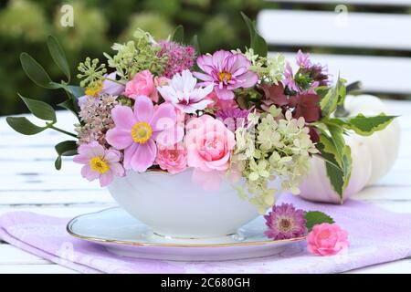 Romantisches Bouquet von rosa und weißen Blumen in Vintage-Sauce Boot Stockfoto