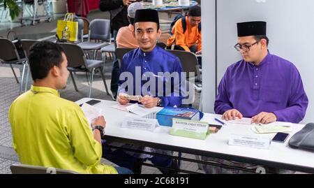 Muslim, der das obligatorische Zakat (Almosengeben) während der Eid-Feier, Tokio, Japan, bezahlt Stockfoto