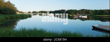 Boote, die in Snug Harbor bei Sonnenaufgang, West Falmouth, Massachusetts, USA, festgemacht sind Stockfoto