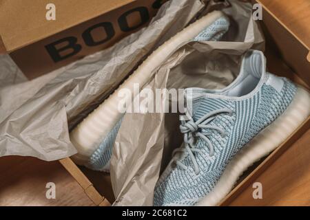 Moskau, Russland - Juni 2020 : Adidas Yeezy Boost 350 V2 - berühmte Limited Collection Fashion Sneakers von Kanye West und Adidas Collaboration. Stockfoto