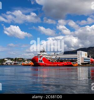 Offshore AHTS Anker Handling Schlepper Versorgungsschiff KL Saltfjord neben Dokkeskjaerskaien Kai, im Hafen von Bergen, Norwegen Stockfoto