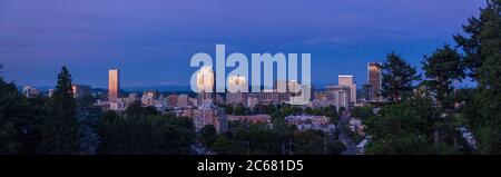 Skyline der Stadt bei Sonnenuntergang, Portland, Oregon, USA Stockfoto