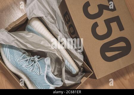 Moskau, Russland - Juni 2020 : Adidas Yeezy Boost 350 V2 - berühmte Limited Collection Fashion Sneakers von Kanye West und Adidas Collaboration. Stockfoto
