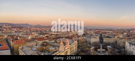 Luftdrohne von Budapest in der Dämmerung vom Platz der Freiheit mit Blick auf das Parlament Stockfoto