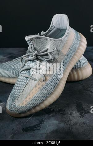 Moskau, Russland - Juni 2020 : Adidas Yeezy Boost 350 V2 - berühmte Limited Collection Fashion Sneakers von Kanye West und Adidas Collaboration. Stockfoto